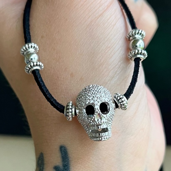 Shinny cz diamonds skull charm choker necklace on adjustable black suede cord - Picture 12 of 16